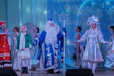 Подарки, новогодний спектакль, Дед Мороз и Снегурочка…